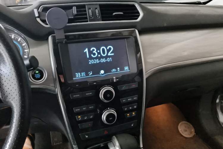 Used Haval H2 2015 1.5T Automatic Two-Wheel Drive Elite Edition Audio And AC Panel