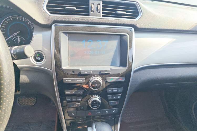 Used Haval H2 2015 1.5T Automatic Two-Wheel Drive Prestige Edition Audio And AC Panel