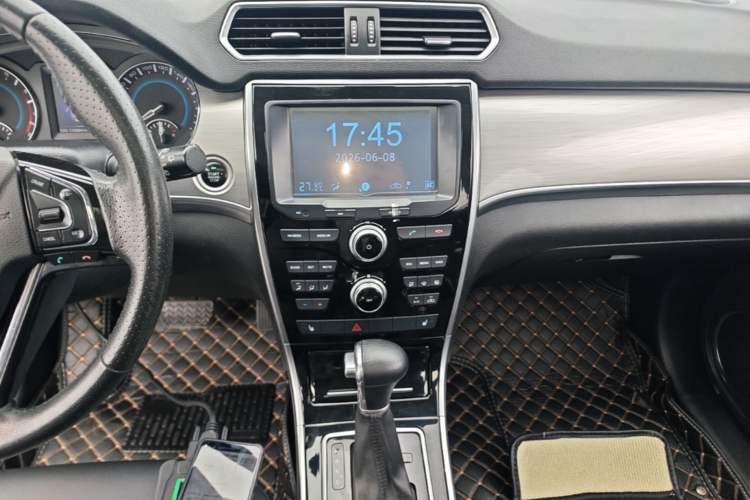 Used Haval H2 2015 1.5T Automatic Two-Wheel Drive Elite Edition Audio And AC Panel