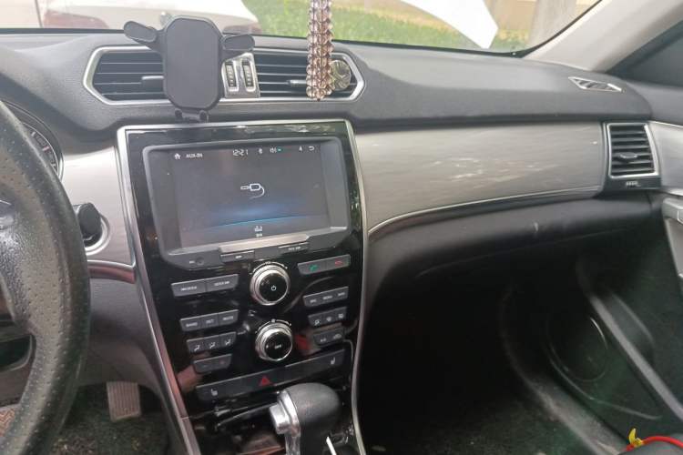Used Haval H2 2015 1.5T Automatic Two-Wheel Drive Elite Edition Audio And AC Panel