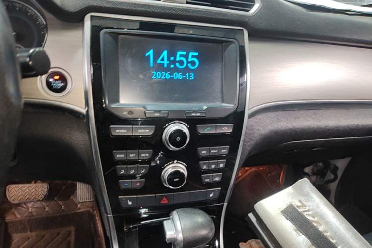 Used Haval H2 2015 1.5T Automatic Two-Wheel Drive Elite Edition Audio And AC Panel