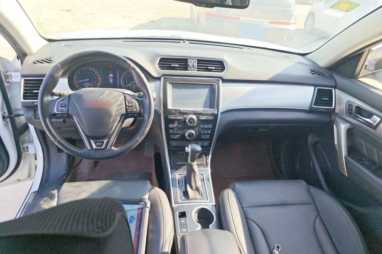 Used Haval H2 2015 1.5T Automatic Two-Wheel Drive Prestige Edition Center Console