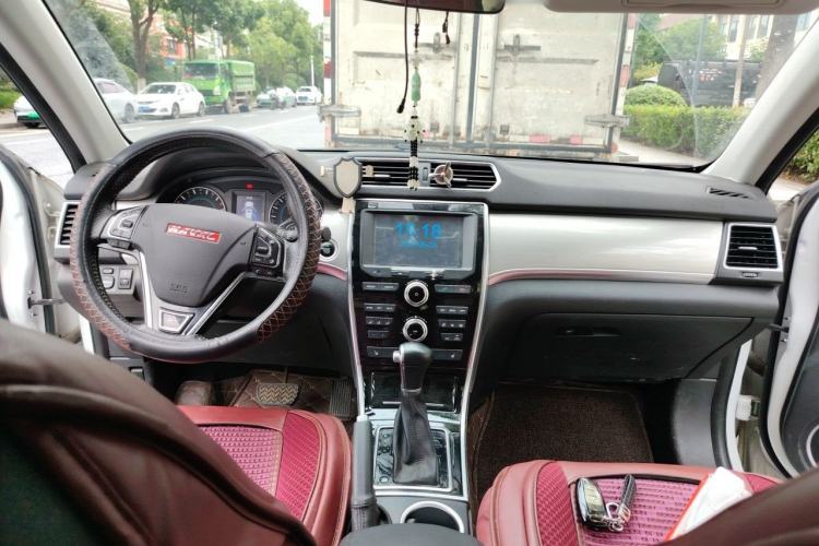 Used Haval H2 2015 1.5T Automatic Two-Wheel Drive Elite Edition Center Console