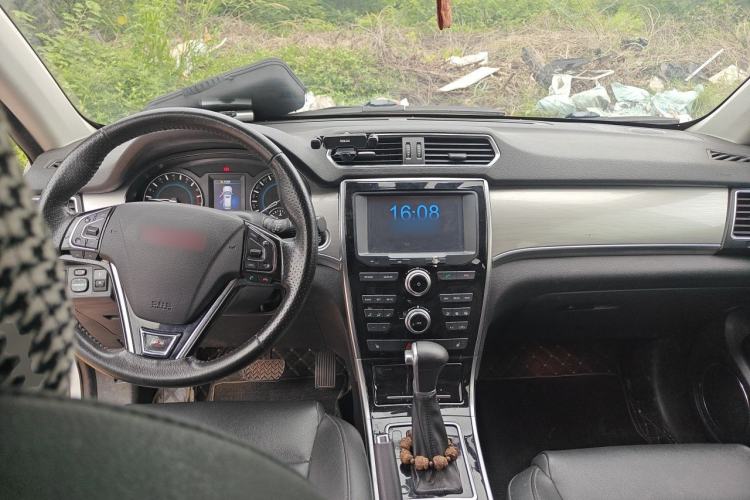 Used Haval H2 2015 1.5T Automatic Two-Wheel Drive Elite Edition Center Console