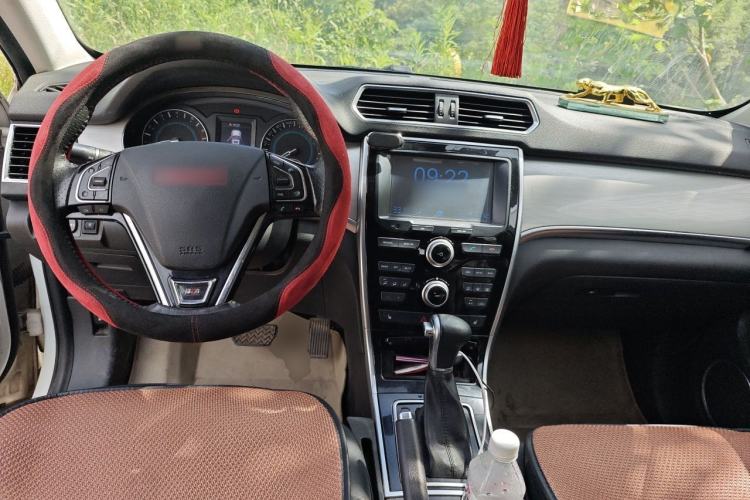 Used Haval H2 2015 1.5T Automatic Two-Wheel Drive Elite Edition Center Console