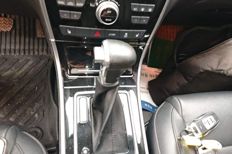 Used Haval H2 2015 1.5T Automatic Two-Wheel Drive Elite Edition Gear Lever