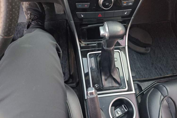 Used Haval H2 2015 1.5T Automatic Two-Wheel Drive Elite Edition Gear Lever