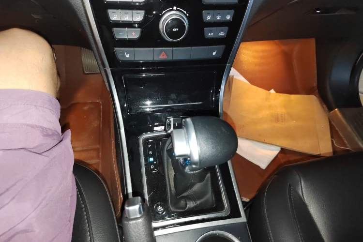 Used Haval H2 2015 1.5T Automatic Two-Wheel Drive Elite Edition Gear Lever