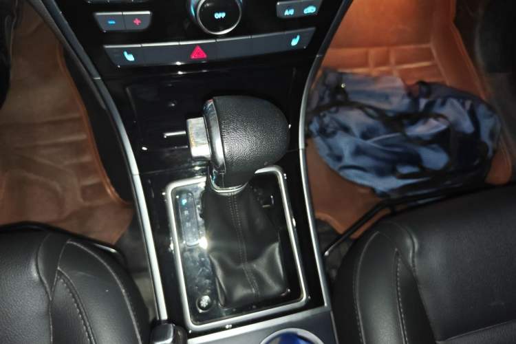 Used Haval H2 2015 1.5T Automatic Two-Wheel Drive Elite Edition Gear Lever