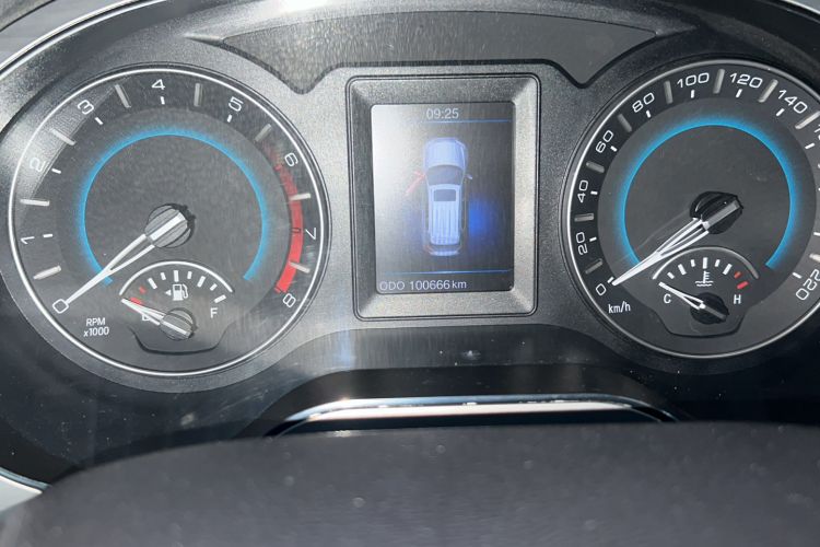 Used Haval H2 2015 1.5T Automatic Two-Wheel Drive Elite Edition Odometer Close Up