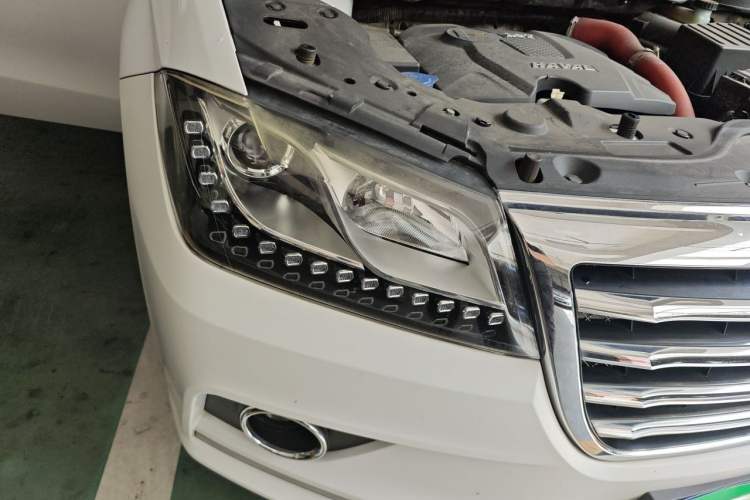 Used Haval H2 2015 1.5T Automatic Two-Wheel Drive Elite Edition Right Front Headlight