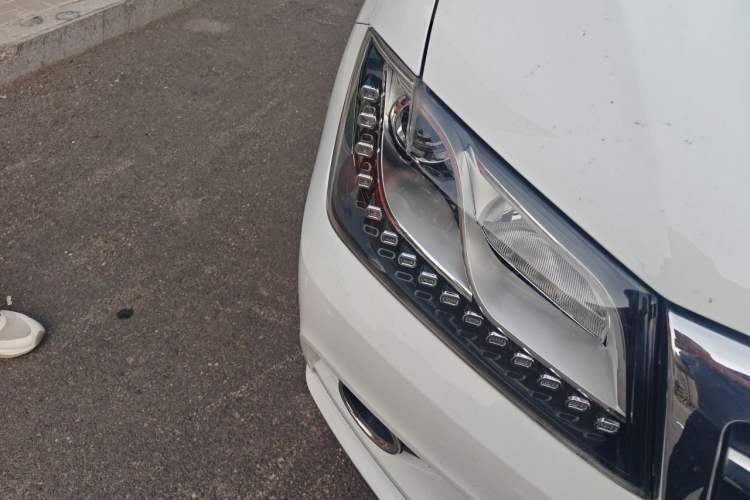 Used Haval H2 2015 1.5T Automatic Two-Wheel Drive Elite Edition Right Front Headlight