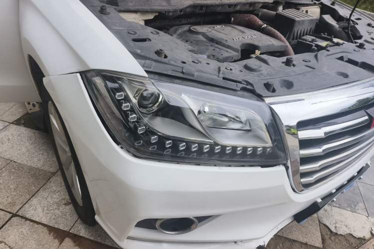 Used Haval H2 2015 1.5T Automatic Two-Wheel Drive Elite Edition Right Front Headlight