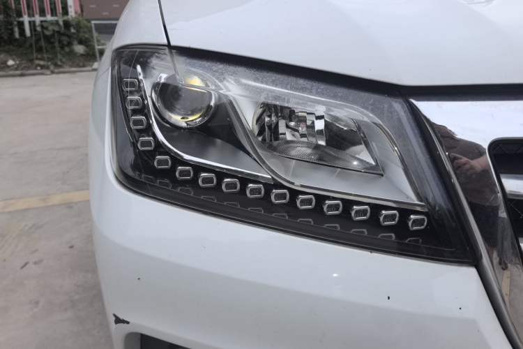 Used Haval H2 2015 1.5T Automatic Two-Wheel Drive Elite Edition Right Front Headlight