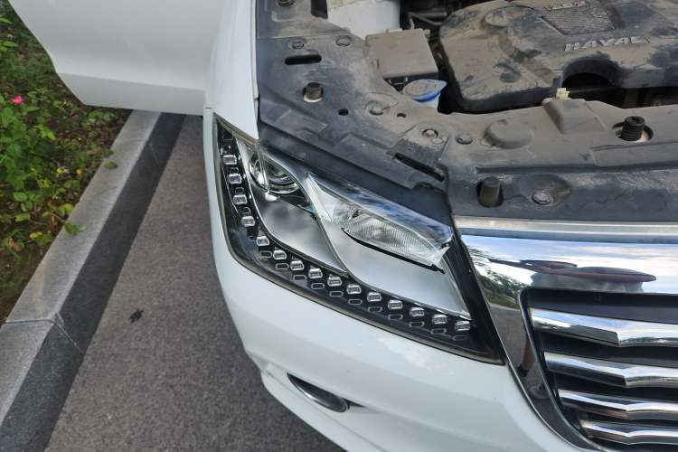 Used Haval H2 2015 1.5T Automatic Two-Wheel Drive Elite Edition Right Front Headlight