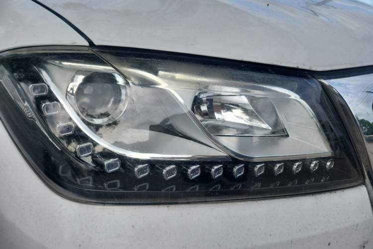 Used Haval H2 2015 1.5T Automatic Two-Wheel Drive Elite Edition Right Front Headlight
