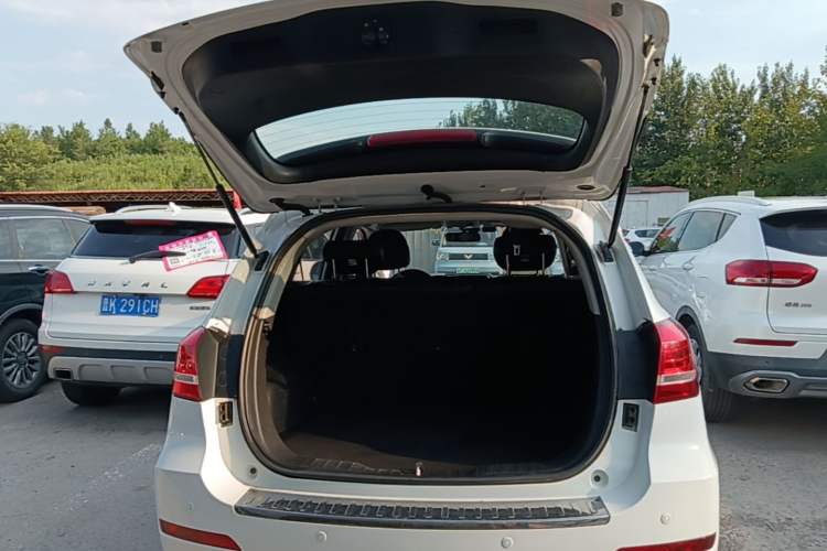 Used Haval H2 2015 1.5T Automatic Two-Wheel Drive Elite Edition Trunk