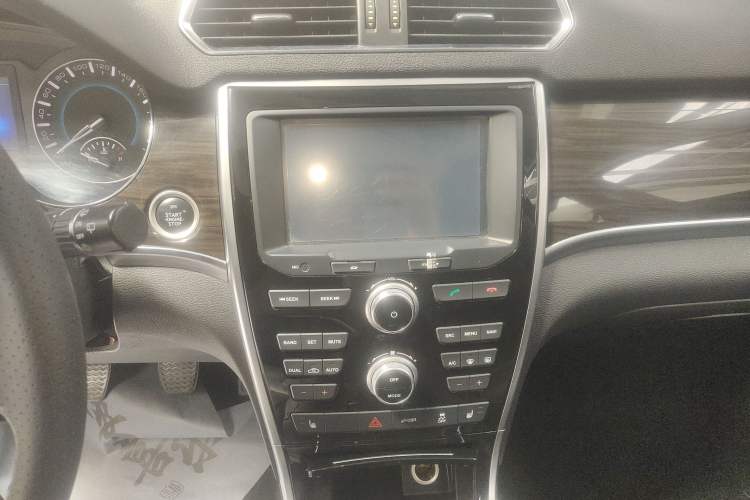 Used Haval H2 2016 Red-Label 1.5T Manual Two-Wheel Drive Luxury Model Audio And AC Panel
