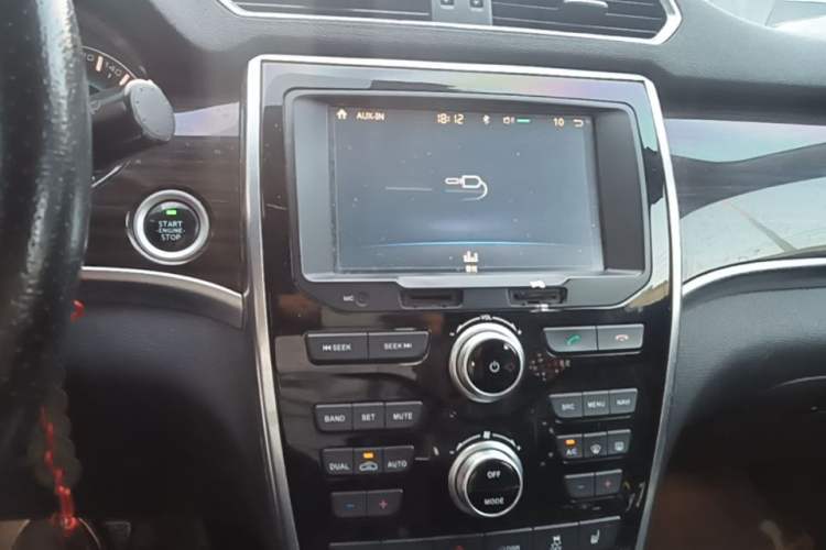 Used Haval H2 2016 Red-Label 1.5T Automatic Two-Wheel Drive Luxury Model Audio And AC Panel