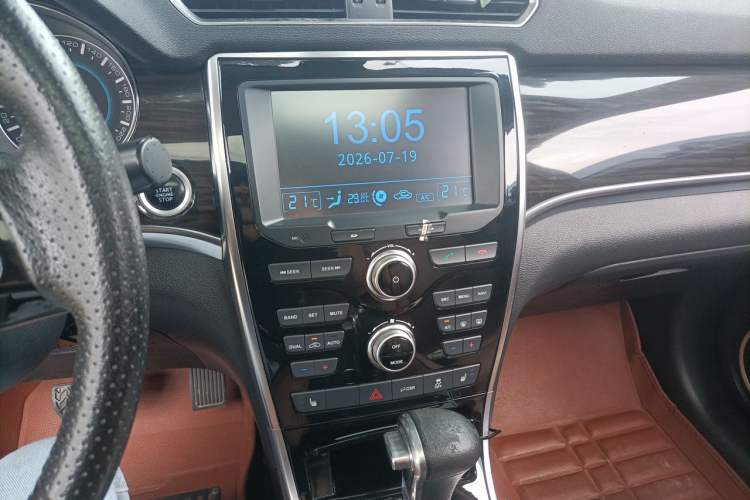 Used Haval H2 2016 Red-Label 1.5T Automatic Two-Wheel Drive Luxury Model Audio And AC Panel