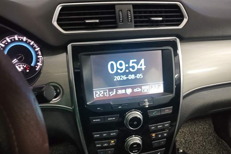 Used Haval H2 2016 Red-Label 1.5T Automatic Two-Wheel Drive Luxury Model Audio And AC Panel