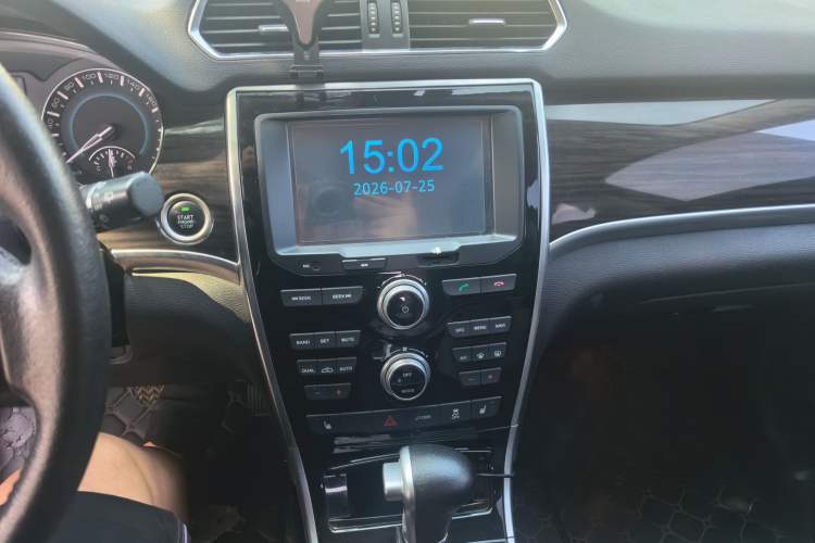 Used Haval H2 2016 Red-Label 1.5T Automatic Two-Wheel Drive Luxury Model Audio And AC Panel
