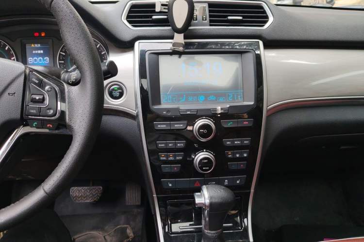 Used Haval H2 2016 Red-Label 1.5T Automatic Two-Wheel Drive Luxury Model Audio And AC Panel