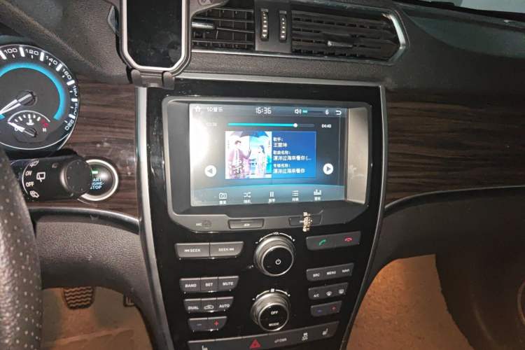 Used Haval H2 2016 Red-Label 1.5T Manual Two-Wheel Drive Luxury Model Audio And AC Panel