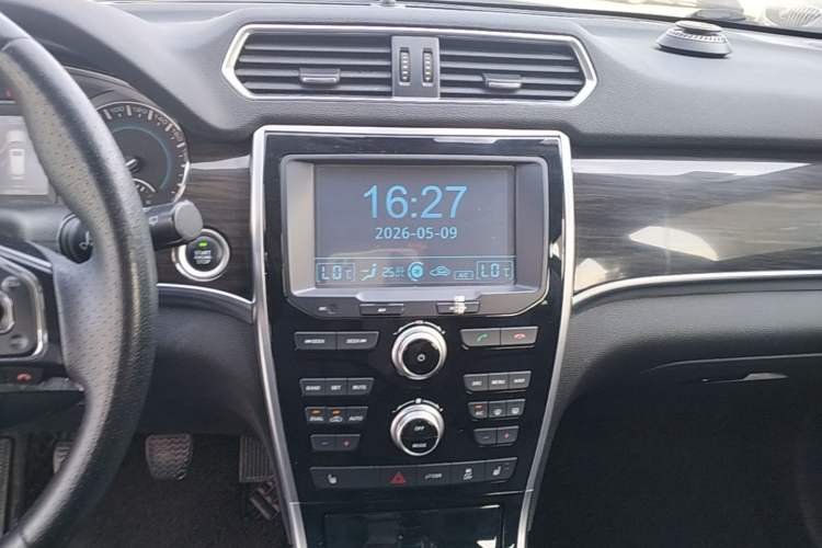 Used Haval H2 2016 Red-Label 1.5T Manual Two-Wheel Drive Luxury Model Audio And AC Panel