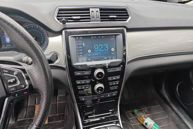 Used Haval H2 2016 Red-Label 1.5T Automatic Two-Wheel Drive Luxury Model Audio And AC Panel