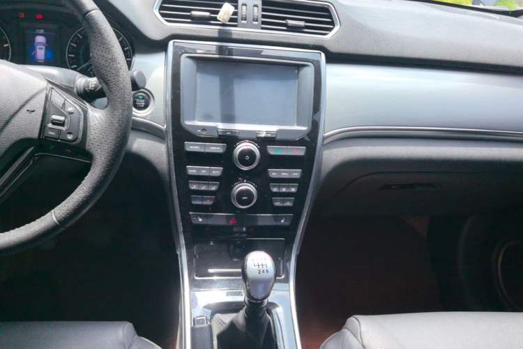 Used Haval H2 2016 Red Label 1.5T Manual Two-Wheel Drive Elite Model Audio And AC Panel
