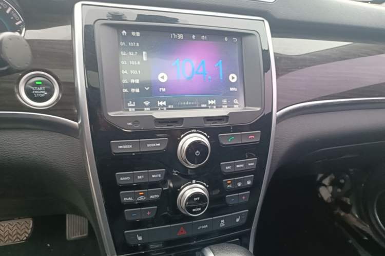 Used Haval H2 2016 Red-Label 1.5T Automatic Two-Wheel Drive Luxury Model Audio And AC Panel