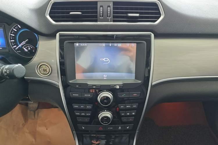 Used Haval H2 2016 Red-Label 1.5T Manual Two-Wheel Drive Luxury Model Audio And AC Panel