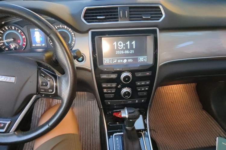 Used Haval H2 2016 Red-Label 1.5T Automatic Two-Wheel Drive Luxury Model Audio And AC Panel
