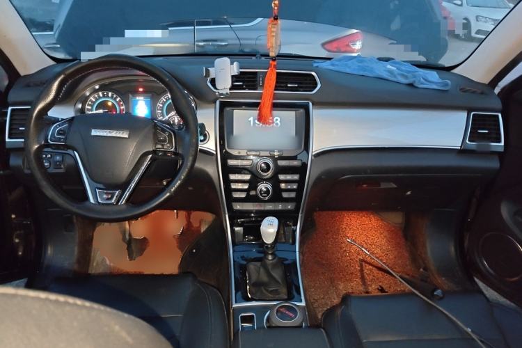 Used Haval H2 2016 Red-Label 1.5T Manual Two-Wheel Drive Luxury Model Center Console