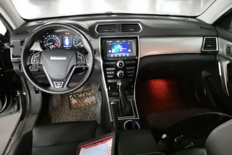Used Haval H2 2016 Red Label 1.5T Automatic Two-Wheel Drive Elite Model Center Console