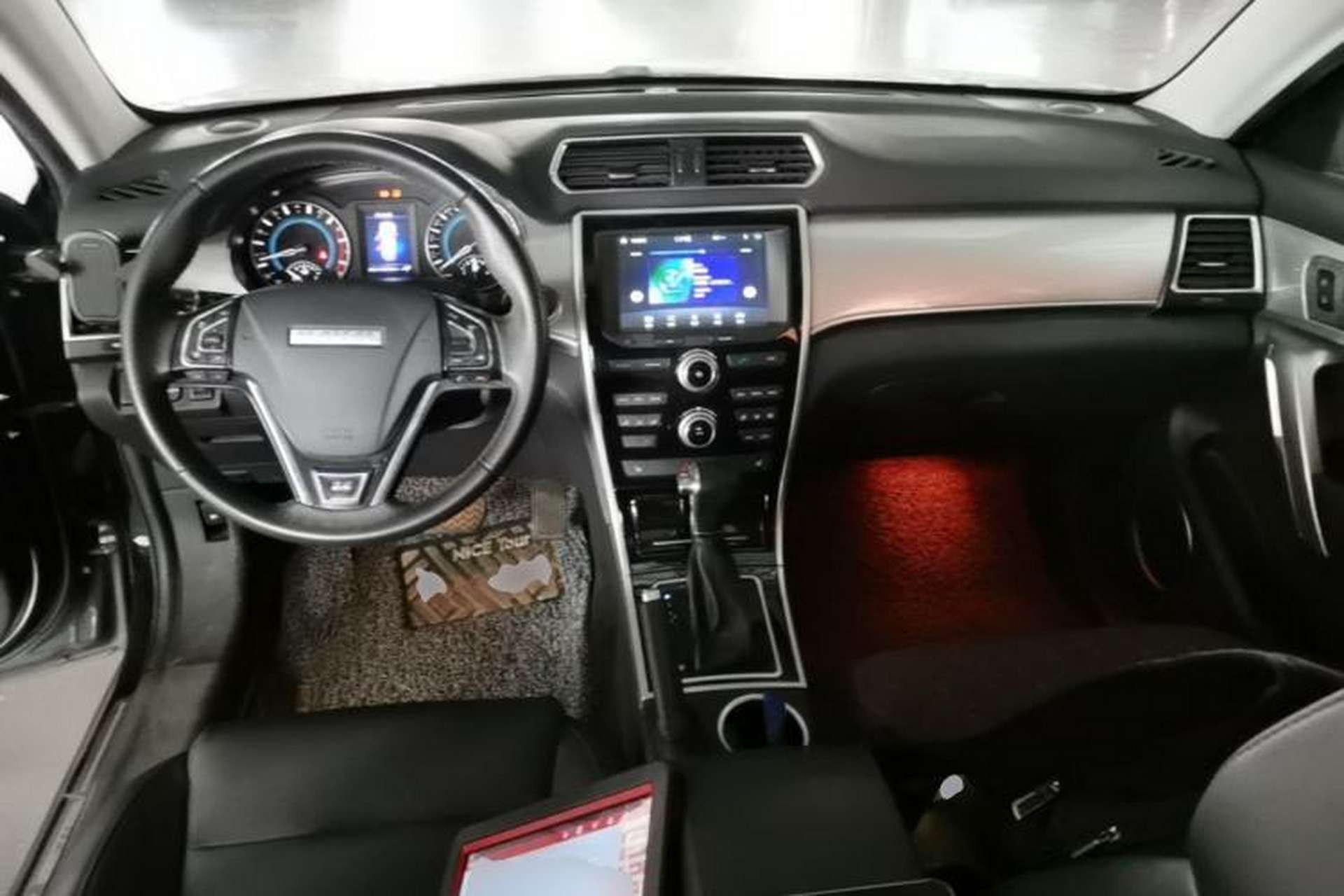 Used Haval H2 2016 Red Label 1.5T Automatic Two-Wheel Drive Elite Model Center Console