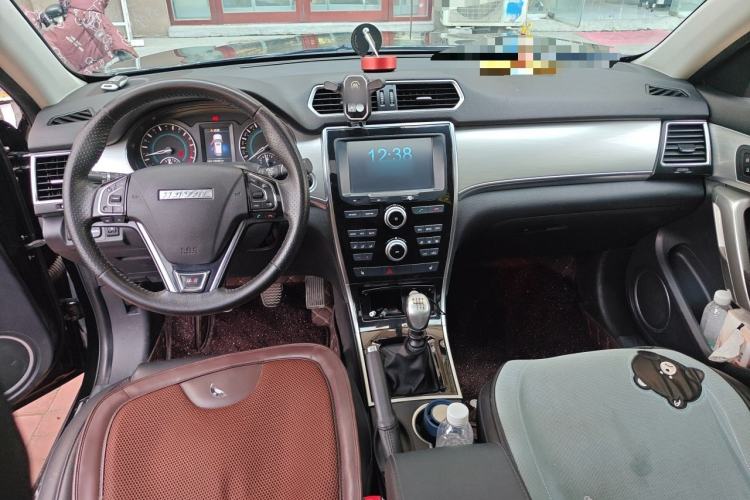 Used Haval H2 2016 Red Label 1.5T Manual Two-Wheel Drive Elite Model Center Console
