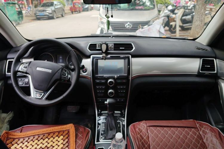 Used Haval H2 2016 Red-Label 1.5T Automatic Two-Wheel Drive Luxury Model Center Console