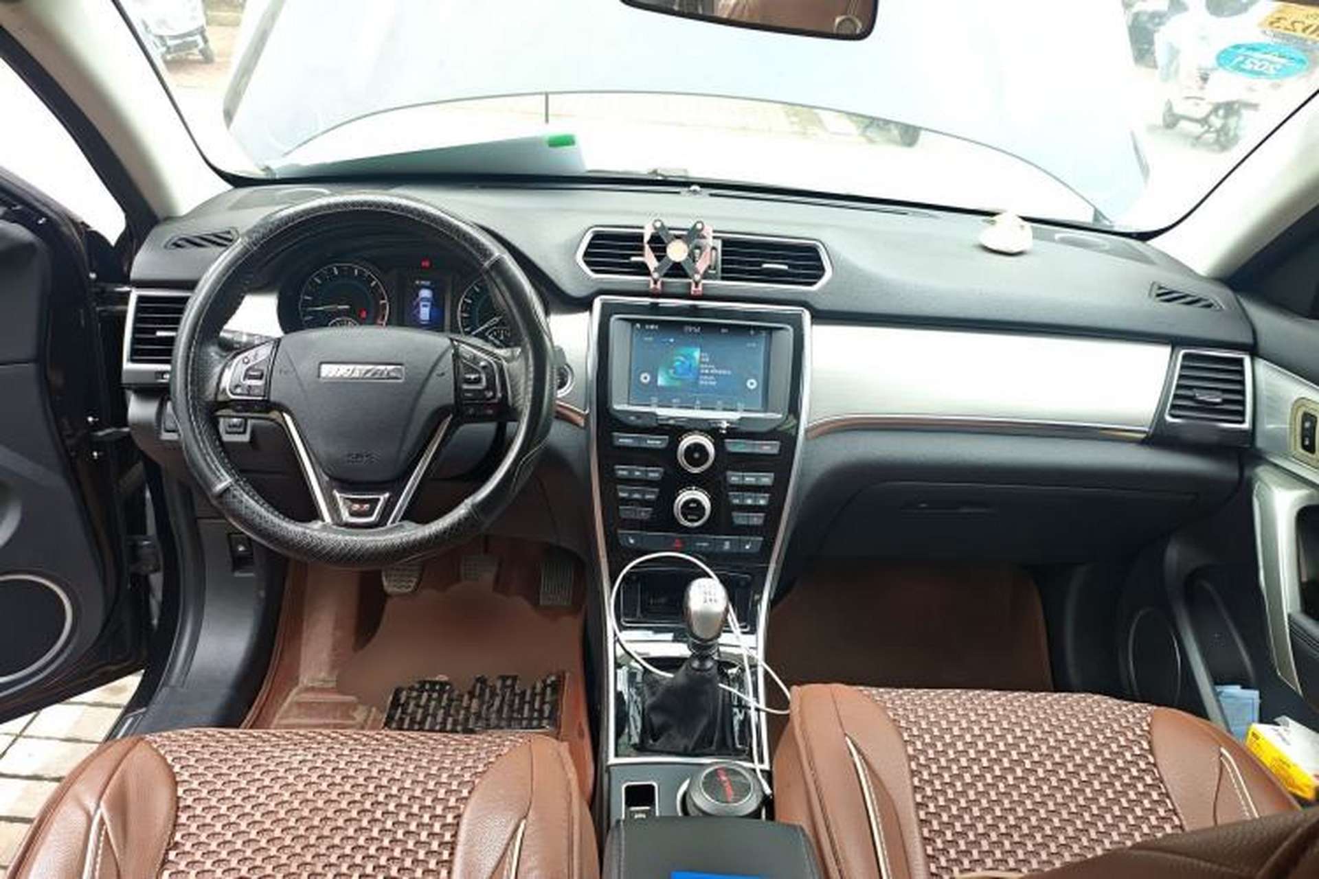 Used Haval H2 2016 Red-Label 1.5T Manual Two-Wheel Drive Luxury Model Center Console