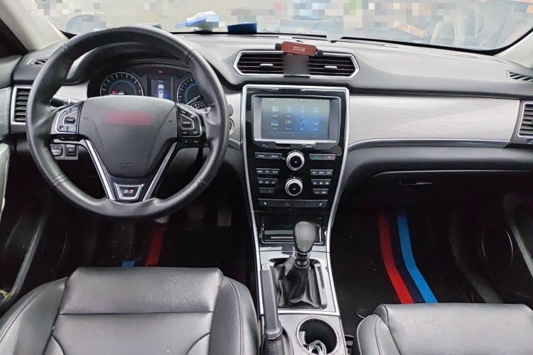 Used Haval H2 2016 Red Label 1.5T Manual Two-Wheel Drive Elite Model Center Console