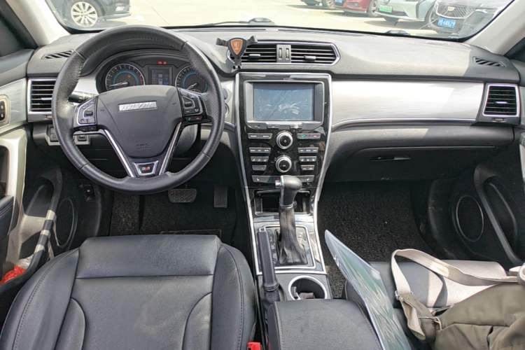 Used Haval H2 2016 Red Label 1.5T Automatic Two-Wheel Drive Elite Model Center Console