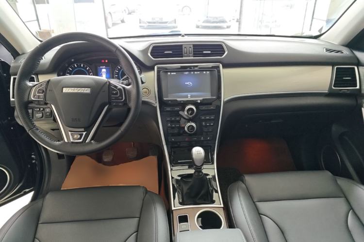 Used Haval H2 2016 Red-Label 1.5T Manual Two-Wheel Drive Luxury Model Center Console