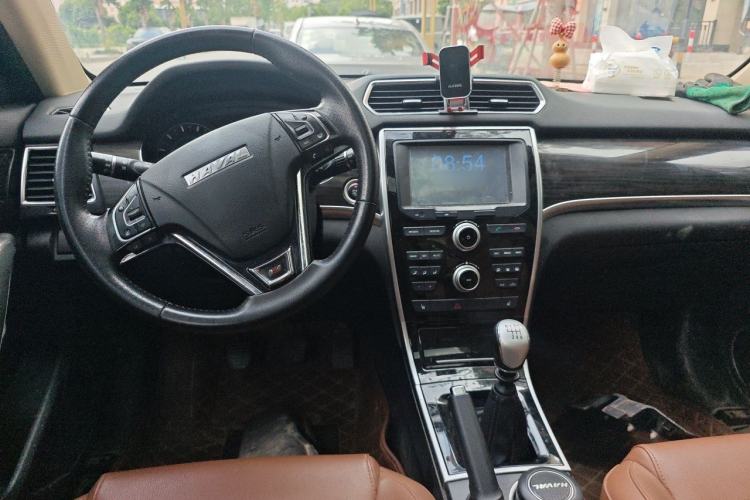 Used Haval H2 2016 Red Label 1.5T Manual Two-Wheel Drive Elite Model Center Console