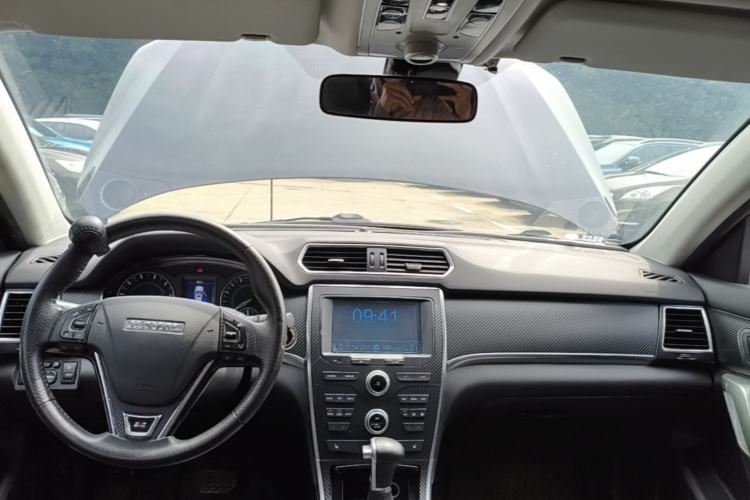 Used Haval H2 2016 Red-Label 1.5T Automatic Two-Wheel Drive Luxury Model Center Console