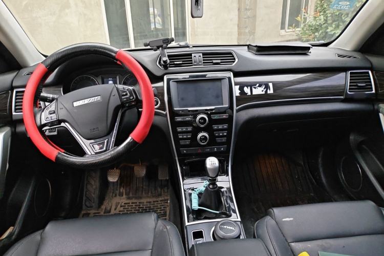 Used Haval H2 2016 Red Label 1.5T Manual Two-Wheel Drive Prestige Model Center Console