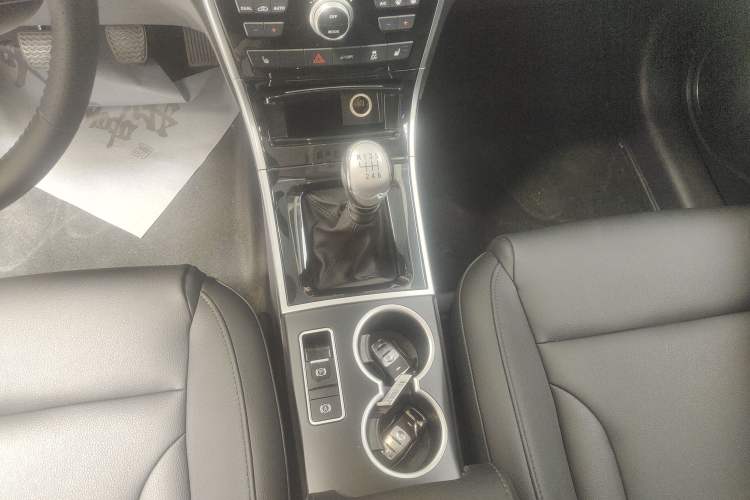 Used Haval H2 2016 Red-Label 1.5T Manual Two-Wheel Drive Luxury Model Gear Lever
