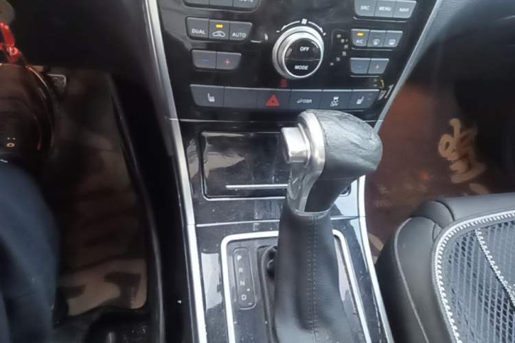 Used Haval H2 2016 Red-Label 1.5T Automatic Two-Wheel Drive Luxury Model Gear Lever