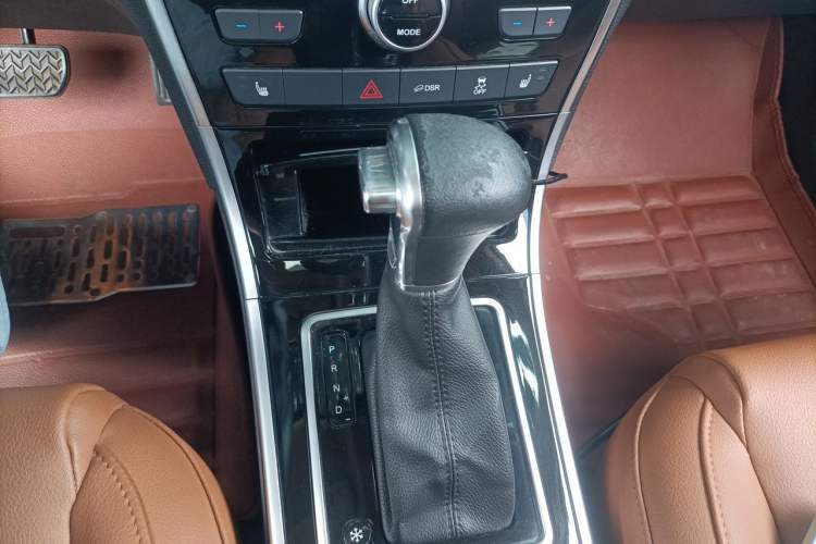 Used Haval H2 2016 Red-Label 1.5T Automatic Two-Wheel Drive Luxury Model Gear Lever