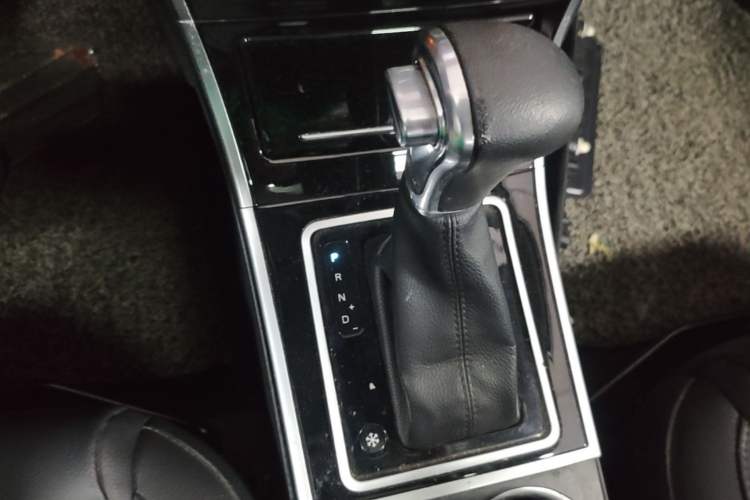 Used Haval H2 2016 Red-Label 1.5T Automatic Two-Wheel Drive Luxury Model Gear Lever